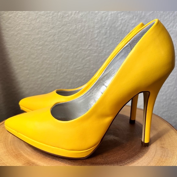 Yellow heels size 6 - Picture 1 of 5